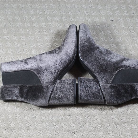 Indigo Rd Size 8.5 Grey Velvet/Velour Embossed Ankle Boots - Picture 4 of 6